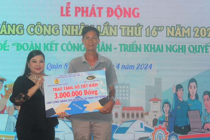 Hàng trăm công nhân vui mừng vì được hỗ trợ trong Tháng Công nhân- Ảnh 3. Hàng trăm công nhân vui mừng vì được hỗ trợ trong Tháng Công nhân- Ảnh 3.