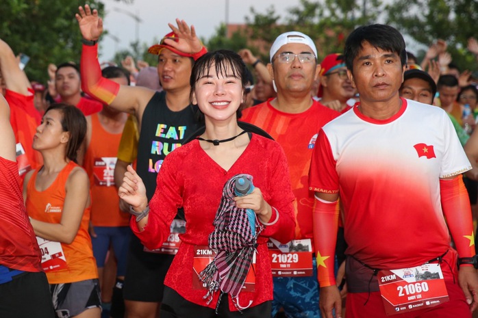 Bóng hồng và những khoảnh khắc thú vị tại đường chạy "Tự hào Tổ quốc tôi"- Ảnh 1. Bóng hồng và những khoảnh khắc thú vị tại đường chạy "Tự hào Tổ quốc tôi"- Ảnh 1.