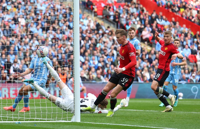 Scott McTominay ghi bàn mở tỉ số cho Man United Scott McTominay ghi bàn mở tỉ số cho Man United