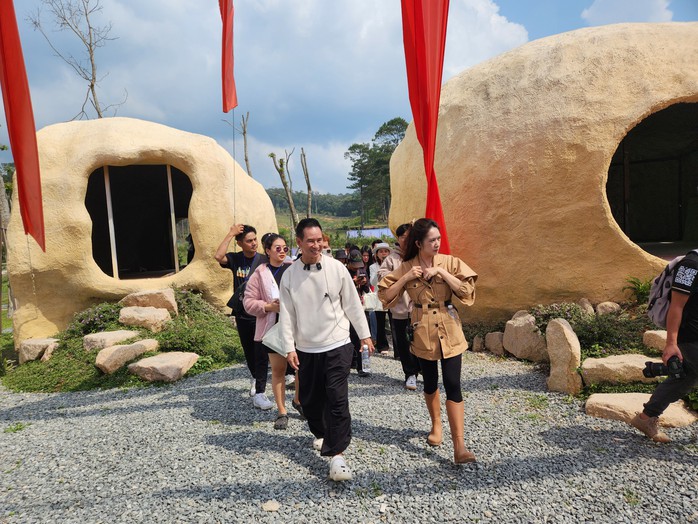 Đinh Y Nhung, Trâm Anh… tụ hội phim trường Lý Hải - Minh Hà- Ảnh 2. Đinh Y Nhung, Trâm Anh… tụ hội phim trường Lý Hải - Minh Hà- Ảnh 2.