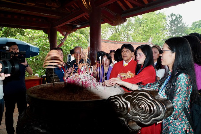 Đoàn kiều bào từ hơn 20 quốc gia về dự Giỗ tổ Hùng Vương- Ảnh 4. Đoàn kiều bào từ hơn 20 quốc gia về dự Giỗ tổ Hùng Vương- Ảnh 4.