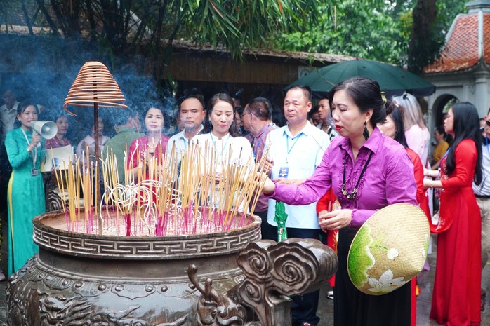 Đoàn kiều bào từ hơn 20 quốc gia về dự Giỗ tổ Hùng Vương- Ảnh 6. Đoàn kiều bào từ hơn 20 quốc gia về dự Giỗ tổ Hùng Vương- Ảnh 6.