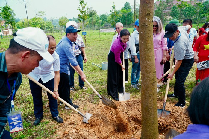 Đoàn kiều bào từ hơn 20 quốc gia về dự Giỗ tổ Hùng Vương- Ảnh 8. Đoàn kiều bào từ hơn 20 quốc gia về dự Giỗ tổ Hùng Vương- Ảnh 8.