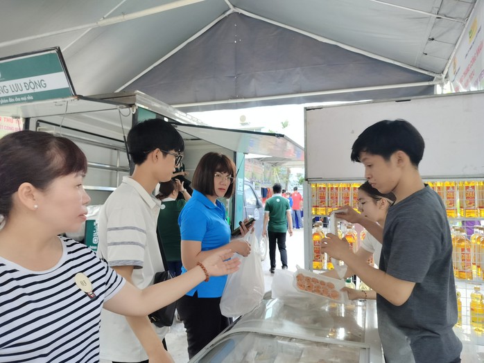 Hàng trăm công nhân vui mừng vì được hỗ trợ trong Tháng Công nhân- Ảnh 4. Hàng trăm công nhân vui mừng vì được hỗ trợ trong Tháng Công nhân- Ảnh 4.