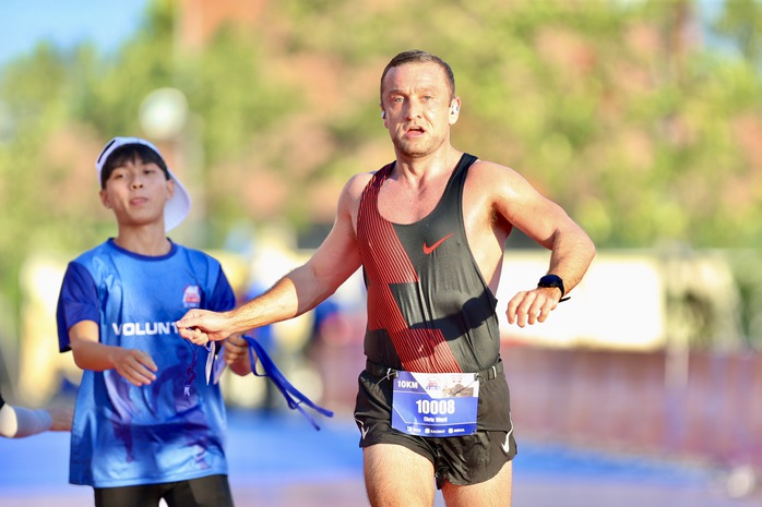 Nghĩa cử đẹp của runner nước ngoài tại Giải half marathon “Tự hào Tổ quốc tôi”- Ảnh 3. Nghĩa cử đẹp của runner nước ngoài tại Giải half marathon “Tự hào Tổ quốc tôi”- Ảnh 3.