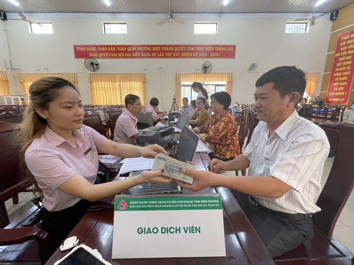 Ngân hàng Chính sách Xã hội tỉnh Bình Dương giải ngân tiền vay từ nguồn vốn ưu đãi cho người dân Ngân hàng Chính sách Xã hội tỉnh Bình Dương giải ngân tiền vay từ nguồn vốn ưu đãi cho người dân