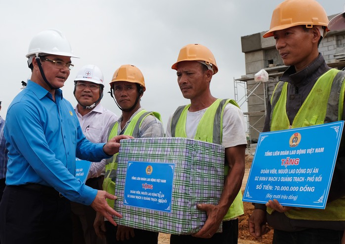 Chủ tịch Tổng LĐLĐ Việt Nam thăm công nhân Đường dây 500 kV mạch 3- Ảnh 3. Chủ tịch Tổng LĐLĐ Việt Nam thăm công nhân Đường dây 500 kV mạch 3- Ảnh 3.
