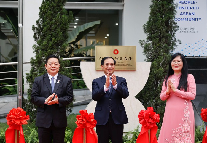 Bộ trưởng Ngoại giao Bùi Thanh Sơn, Tổng Thư ký ASEAN Kao Kim Hourn và quyền Giám đốc Học viện Ngoại giao Phạm Lan Dung cắt băng khánh thành Quảng trường ASEAN Ảnh: HỮU HƯNG Bộ trưởng Ngoại giao Bùi Thanh Sơn, Tổng Thư ký ASEAN Kao Kim Hourn và quyền Giám đốc Học viện Ngoại giao Phạm Lan Dung cắt băng khánh thành Quảng trường ASEAN Ảnh: HỮU HƯNG