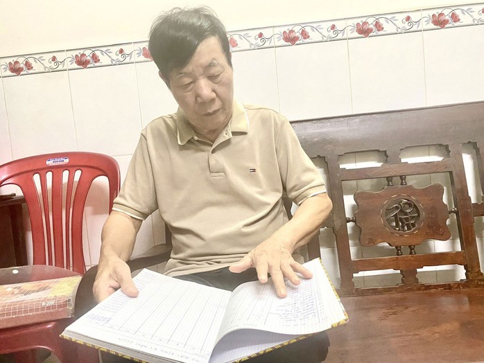 Ông Lê Xuân Quyền vừa coi sổ sách của Chi bộ Khu phố 2 cũ vừa chia sẻ niềm vui trong nhiệm vụ mới vừa được tin tưởng giao phó Ông Lê Xuân Quyền vừa coi sổ sách của Chi bộ Khu phố 2 cũ vừa chia sẻ niềm vui trong nhiệm vụ mới vừa được tin tưởng giao phó