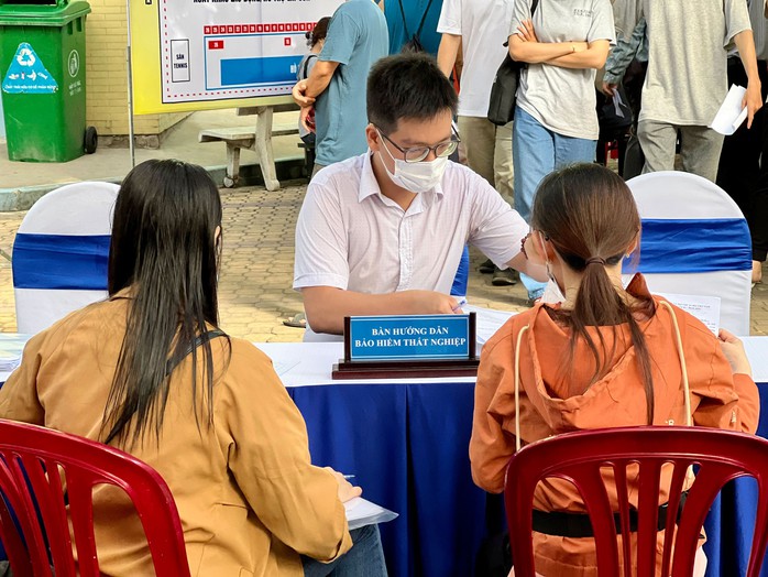 Cán bộ chuyên trách Trung tâm Dịch vụ việc làm TP HCM hướng dẫn người lao động làm thủ tục hưởng trợ cấp thất nghiệp Ảnh HUỲNH NHƯ