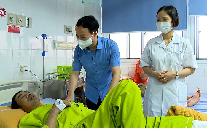 Bí thư Tỉnh ủy Yên Bái Đỗ Đức Duy thăm hỏi các nạn nhân bị thương Ảnh: MẠNH CƯỜNG Bí thư Tỉnh ủy Yên Bái Đỗ Đức Duy thăm hỏi các nạn nhân bị thương Ảnh: MẠNH CƯỜNG