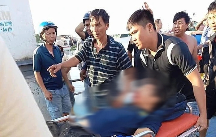 Va chạm giữa tàu du lịch và phà: Hướng dẫn viên không qua khỏi- Ảnh 4. Va chạm giữa tàu du lịch và phà: Hướng dẫn viên không qua khỏi- Ảnh 4.