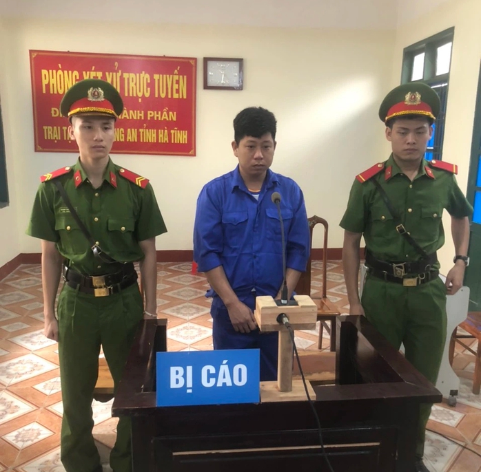 Lao thẳng ô tô vào nhóm bạn, nhiều người ngỡ ngàng- Ảnh 1.