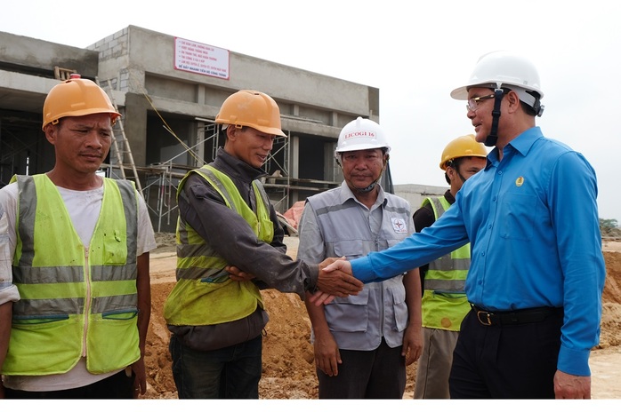 Chủ tịch Tổng LĐLĐ Việt Nam thăm công nhân Đường dây 500 kV mạch 3- Ảnh 1. Chủ tịch Tổng LĐLĐ Việt Nam thăm công nhân Đường dây 500 kV mạch 3- Ảnh 1.
