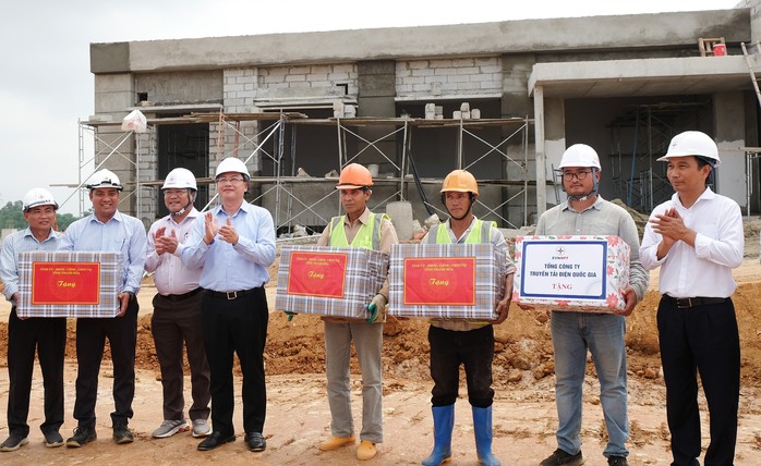 Chủ tịch Tổng LĐLĐ Việt Nam thăm công nhân Đường dây 500 kV mạch 3- Ảnh 4. Chủ tịch Tổng LĐLĐ Việt Nam thăm công nhân Đường dây 500 kV mạch 3- Ảnh 4.