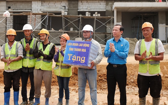 Chủ tịch Tổng LĐLĐ Việt Nam thăm công nhân Đường dây 500 kV mạch 3- Ảnh 5. Chủ tịch Tổng LĐLĐ Việt Nam thăm công nhân Đường dây 500 kV mạch 3- Ảnh 5.