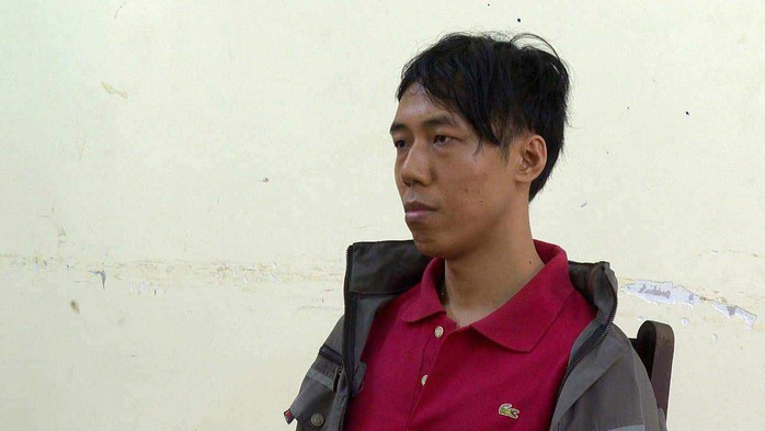 Táo tợn dùng dùi cui điện xông vào cướp tiệm vàng giữa trưa- Ảnh 3. Táo tợn dùng dùi cui điện xông vào cướp tiệm vàng giữa trưa- Ảnh 3.