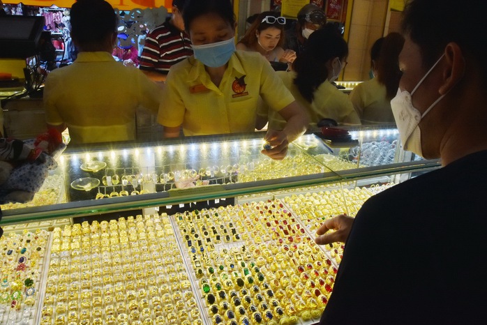 Giá vàng hôm nay, 23-4: Rơi thẳng đứng- Ảnh 1. Giá vàng hôm nay, 23-4: Rơi thẳng đứng- Ảnh 1.