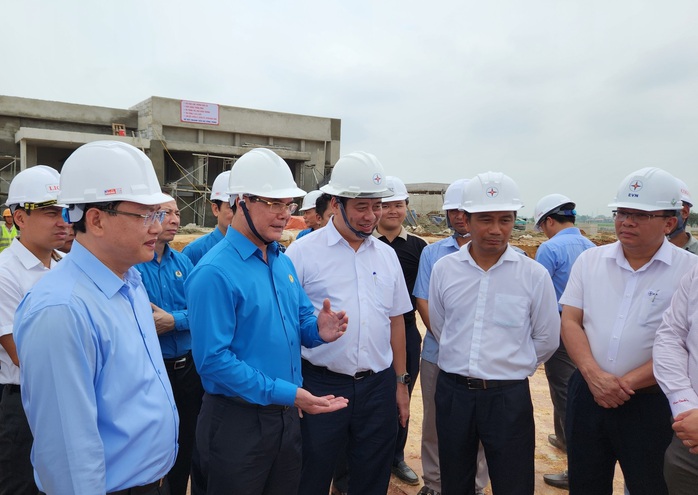 Chủ tịch Tổng LĐLĐ Việt Nam thăm công nhân Đường dây 500 kV mạch 3- Ảnh 2. Chủ tịch Tổng LĐLĐ Việt Nam thăm công nhân Đường dây 500 kV mạch 3- Ảnh 2.
