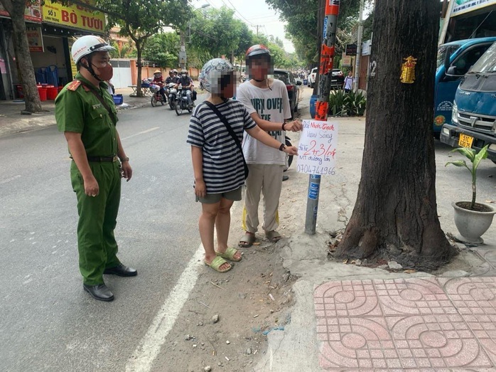 Phạt 3 triệu đồng đối với đôi nam nữ lén lút dán quảng cáo lúc rạng sáng ở Thủ Đức- Ảnh 1. Phạt 3 triệu đồng đối với đôi nam nữ lén lút dán quảng cáo lúc rạng sáng ở Thủ Đức- Ảnh 1.