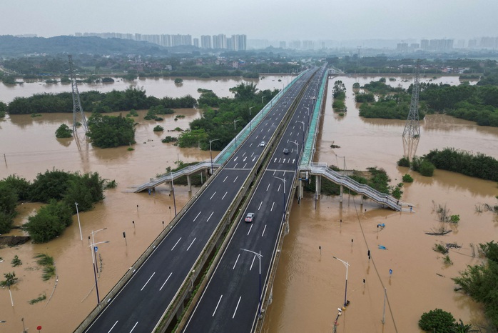 Một số khu vực của TP Thanh Viễn, tỉnh Quảng Đông - Trung Quốc chìm trong lũ hôm 22-4 Ảnh: REUTERS Một số khu vực của TP Thanh Viễn, tỉnh Quảng Đông - Trung Quốc chìm trong lũ hôm 22-4 Ảnh: REUTERS