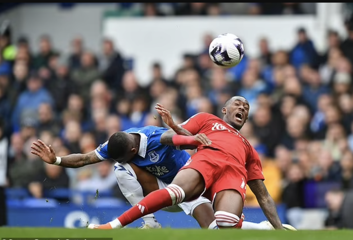 Nottingham Forest "bị cướp" 3 quả phạt đền, cựu trọng tài Anh bóc phốt đồng nghiệp- Ảnh 6. Nottingham Forest "bị cướp" 3 quả phạt đền, cựu trọng tài Anh bóc phốt đồng nghiệp- Ảnh 6.