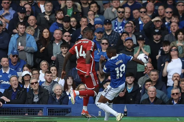 Nottingham Forest "bị cướp" 3 quả phạt đền, cựu trọng tài Anh bóc phốt đồng nghiệp- Ảnh 5. Nottingham Forest "bị cướp" 3 quả phạt đền, cựu trọng tài Anh bóc phốt đồng nghiệp- Ảnh 5.