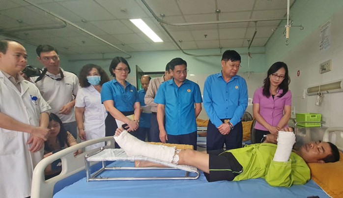 Ông Phan Văn Anh (thứ 2 từ phải sang), Phó Chủ tịch Tổng LĐLĐ Việt Nam, thăm hỏi công nhân bị thương trong vụ tai nạn lao động tại Nhà máy Xi măng Yên Bái Ảnh: HUỲNH NHƯ Ông Phan Văn Anh (thứ 2 từ phải sang), Phó Chủ tịch Tổng LĐLĐ Việt Nam, thăm hỏi công nhân bị thương trong vụ tai nạn lao động tại Nhà máy Xi măng Yên Bái Ảnh: HUỲNH NHƯ
