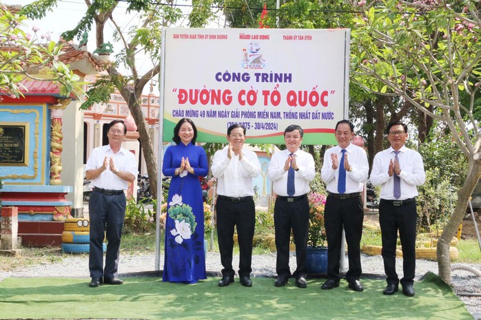 Khánh thành công trình "Đường cờ Tổ quốc" thứ 2 tại Bình Dương- Ảnh 4. Khánh thành công trình "Đường cờ Tổ quốc" thứ 2 tại Bình Dương- Ảnh 4.