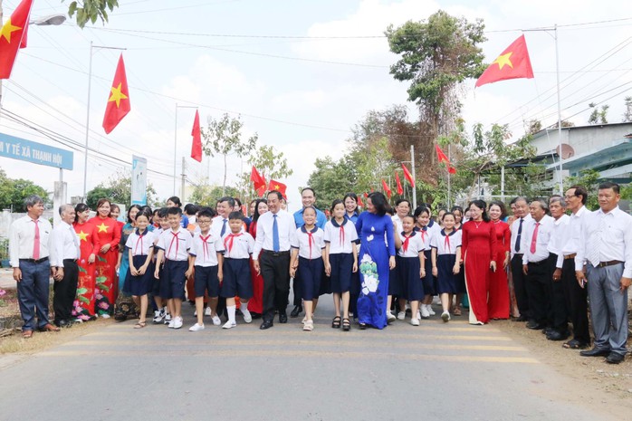 Khánh thành công trình "Đường cờ Tổ quốc" thứ 2 tại Bình Dương- Ảnh 6. Khánh thành công trình "Đường cờ Tổ quốc" thứ 2 tại Bình Dương- Ảnh 6.