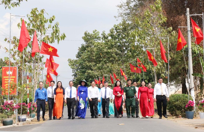 Khánh thành công trình "Đường cờ Tổ quốc" thứ 2 tại Bình Dương- Ảnh 5. Khánh thành công trình "Đường cờ Tổ quốc" thứ 2 tại Bình Dương- Ảnh 5.
