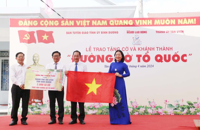 Khánh thành công trình "Đường cờ Tổ quốc" thứ 2 tại Bình Dương- Ảnh 3. Khánh thành công trình "Đường cờ Tổ quốc" thứ 2 tại Bình Dương- Ảnh 3.