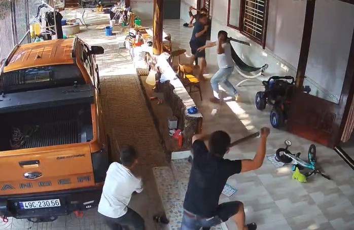 CLIP: Mâu thuẫn tại quán karaoke, giang hồ đến tận nhà truy sát 2 người- Ảnh 1. CLIP: Mâu thuẫn tại quán karaoke, giang hồ đến tận nhà truy sát 2 người- Ảnh 1.
