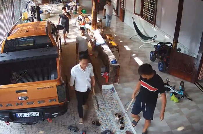 CLIP: Mâu thuẫn tại quán karaoke, giang hồ đến tận nhà truy sát 2 người- Ảnh 2. CLIP: Mâu thuẫn tại quán karaoke, giang hồ đến tận nhà truy sát 2 người- Ảnh 2.