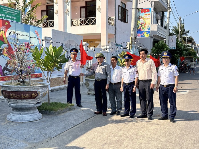 Khánh thành “Đường cờ Tổ quốc” tại bán đảo Phương Mai- Ảnh 2. Khánh thành “Đường cờ Tổ quốc” tại bán đảo Phương Mai- Ảnh 2.