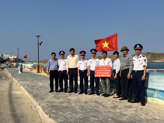 Khánh thành “Đường cờ Tổ quốc” tại bán đảo Phương Mai- Ảnh 1. Khánh thành “Đường cờ Tổ quốc” tại bán đảo Phương Mai- Ảnh 1.