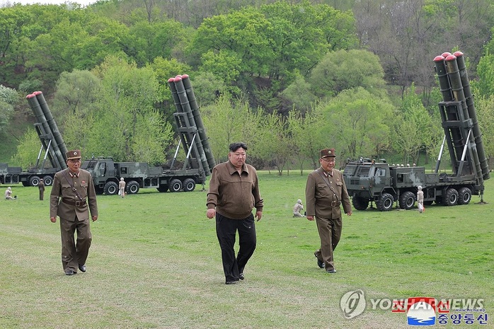 Ông Kim Jong-un chỉ đạo pháo binh Triều Tiên tập trận đáp trả tấn công hạt nhân. Ảnh: Yonhap Ông Kim Jong-un chỉ đạo pháo binh Triều Tiên tập trận đáp trả tấn công hạt nhân. Ảnh: Yonhap