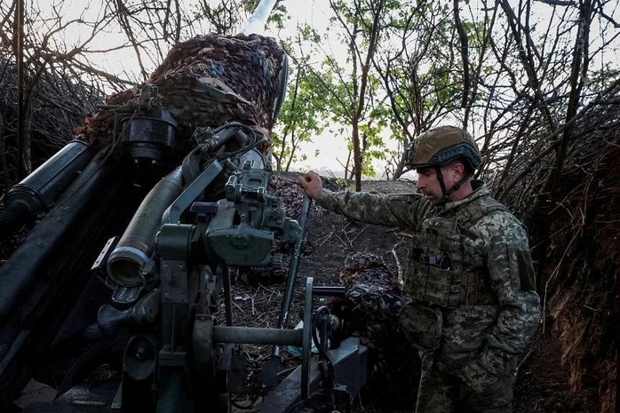 Binh sĩ Ukraine chuẩn bị nã pháo về phía quân đội Nga ở khu vực Donetsk ngày 20-4. Ảnh: Reuters Binh sĩ Ukraine chuẩn bị nã pháo về phía quân đội Nga ở khu vực Donetsk ngày 20-4. Ảnh: Reuters