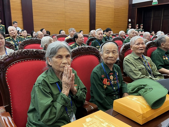 Gặp mặt 300 cựu chiến binh, cựu thanh niên xung phong tham gia Chiến dịch Điện Biên Phủ- Ảnh 4. Gặp mặt 300 cựu chiến binh, cựu thanh niên xung phong tham gia Chiến dịch Điện Biên Phủ- Ảnh 4.