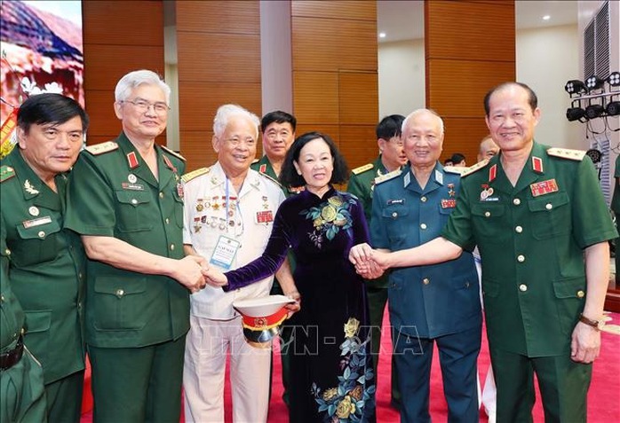 Gặp mặt 300 cựu chiến binh, cựu thanh niên xung phong tham gia Chiến dịch Điện Biên Phủ- Ảnh 3. Gặp mặt 300 cựu chiến binh, cựu thanh niên xung phong tham gia Chiến dịch Điện Biên Phủ- Ảnh 3.
