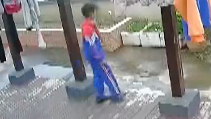 Cậu bé trong video giám sát trên sân thượng. Ảnh chụp màn hình video Cậu bé trong video giám sát trên sân thượng. Ảnh chụp màn hình video