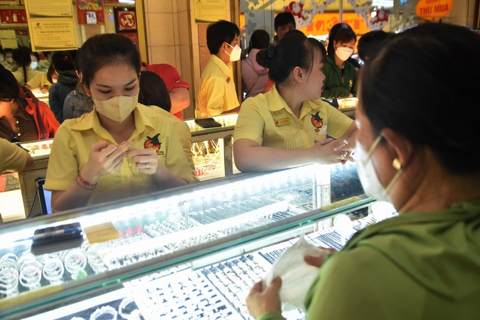 Giá vàng hôm nay, 24-4: Vàng thế giới tiếp tục giảm- Ảnh 1. Giá vàng hôm nay, 24-4: Vàng thế giới tiếp tục giảm- Ảnh 1.