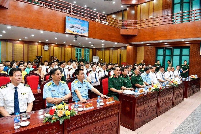 Nguyên phi công Đoàn bay 919 kể về giây phút sinh tử giữa không trung- Ảnh 6. Nguyên phi công Đoàn bay 919 kể về giây phút sinh tử giữa không trung- Ảnh 6.