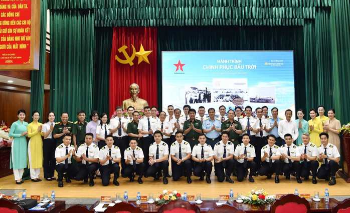 Nguyên phi công Đoàn bay 919 kể về giây phút sinh tử giữa không trung- Ảnh 9. Nguyên phi công Đoàn bay 919 kể về giây phút sinh tử giữa không trung- Ảnh 9.