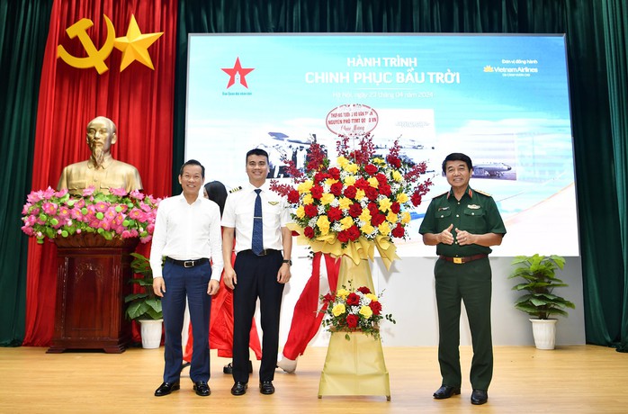 Nguyên phi công Đoàn bay 919 kể về giây phút sinh tử giữa không trung- Ảnh 5. Nguyên phi công Đoàn bay 919 kể về giây phút sinh tử giữa không trung- Ảnh 5.