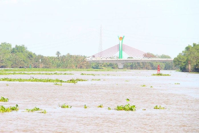 NÓNG: Xả hơn 7 triệu m³ nước hồ Dầu Tiếng về sông Vàm Cỏ Đông để đẩy mặn- Ảnh 1. NÓNG: Xả hơn 7 triệu m³ nước hồ Dầu Tiếng về sông Vàm Cỏ Đông để đẩy mặn- Ảnh 1.