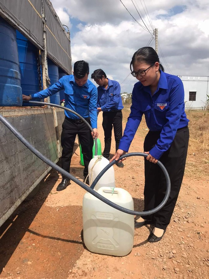 Bí thư Tỉnh ủy Long An động viên người dân vùng hạn, mặn- Ảnh 2. Bí thư Tỉnh ủy Long An động viên người dân vùng hạn, mặn- Ảnh 2.