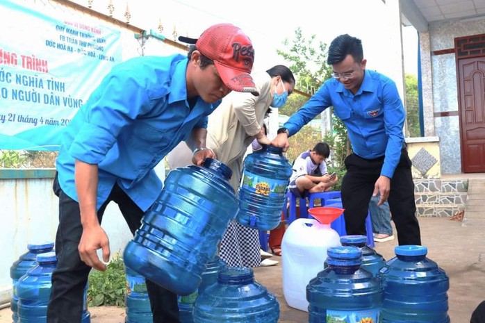 Bí thư Tỉnh ủy Long An động viên người dân vùng hạn, mặn- Ảnh 4. Bí thư Tỉnh ủy Long An động viên người dân vùng hạn, mặn- Ảnh 4.