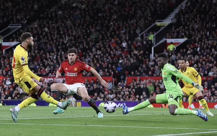 Ngược dòng hạ đội chót bảng, Man United trở lại Top 6 Ngoại hạng- Ảnh 3. Ngược dòng hạ đội chót bảng, Man United trở lại Top 6 Ngoại hạng- Ảnh 3.