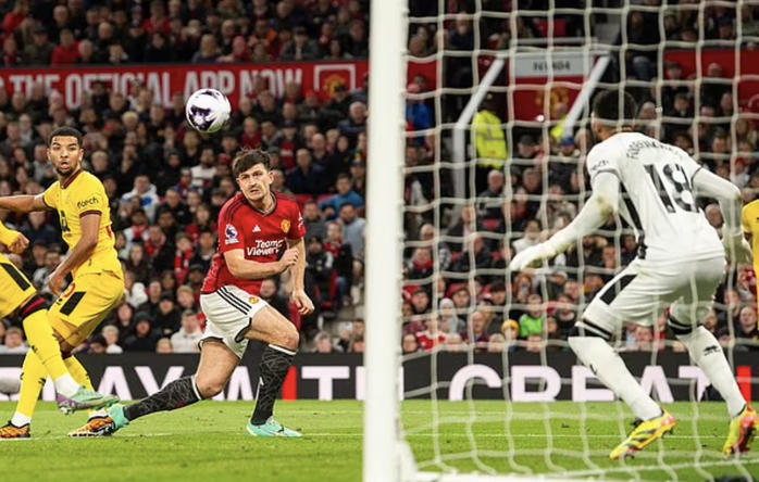Ngược dòng hạ đội chót bảng, Man United trở lại Top 6 Ngoại hạng- Ảnh 4. Ngược dòng hạ đội chót bảng, Man United trở lại Top 6 Ngoại hạng- Ảnh 4.